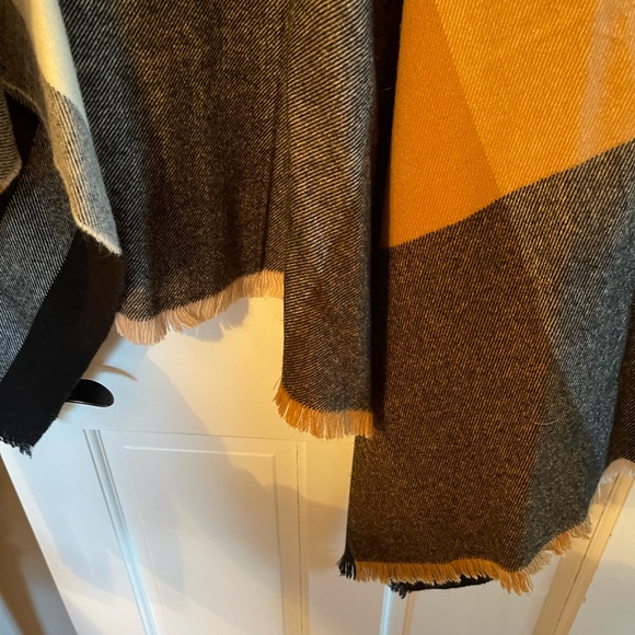 Gap Flannel Shawl/Poncho - Picture 3 of 4